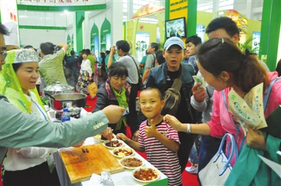 中阿博覽會(huì)展廳開(kāi)放后,展廳很熱鬧(圖1) 中阿博覽會(huì)展廳開(kāi)放后,展廳很熱鬧(圖1)