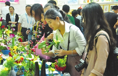 中阿博覽會(huì)展廳開(kāi)放后,展廳很熱鬧(圖3) 中阿博覽會(huì)展廳開(kāi)放后,展廳很熱鬧(圖3)