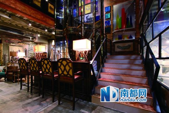 室內(nèi)設(shè)計(jì)師玩展廳來表達(dá)設(shè)計(jì)(圖1) 7米高的玻璃屏風(fēng)打造有味道的吧臺。