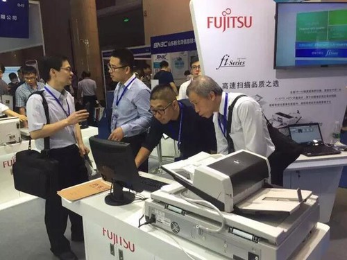 富士通亮相2016全國檢察機關科技裝備展(圖3) 現場參會代表圍觀富士通展臺
