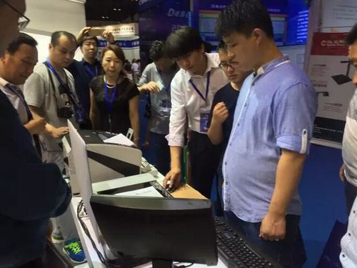 富士通亮相2016全國檢察機關科技裝備展(圖4) 富士高速掃描儀引圍觀