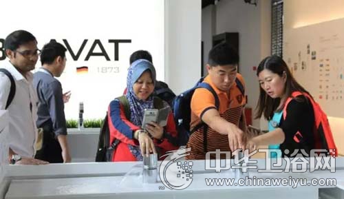 馬來西亞S P Setia Berhad集團(tuán)饒有興致地對展廳內(nèi)的淋浴花灑研究著