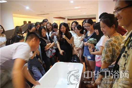 考察交流工業設計 師生赴浪鯨展廳進行互動(圖1) 浪鯨衛浴