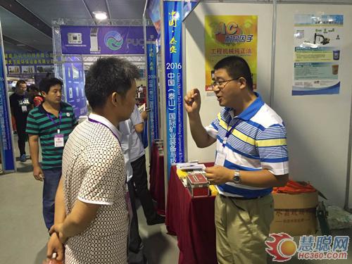 山東源根石化盛裝亮相中國國際礦業裝備與技術展(圖5) 工作人員給客戶講解