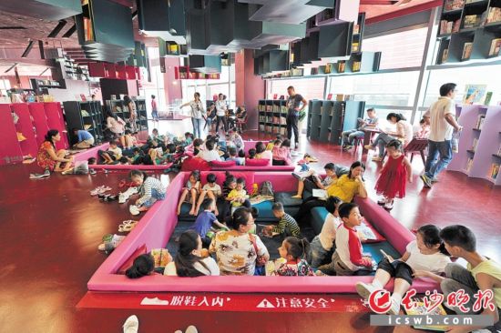 　　梅溪書院三樓的下沉式閱讀區人氣最旺，是前來看書的孩子們最喜歡的地方。 長沙晚報記者 王志偉 攝