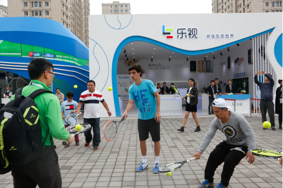 樂(lè)視展廳大師親授網(wǎng)球技巧(圖2)