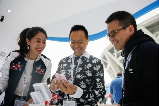 樂(lè)視展廳大師親授網(wǎng)球技巧(圖3)