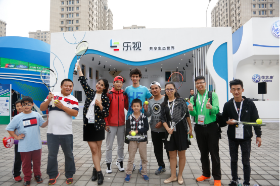 樂(lè)視展廳大師親授網(wǎng)球技巧(圖1)