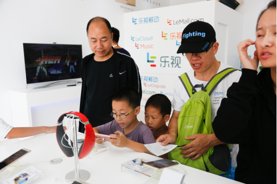 樂(lè)視展廳大師親授網(wǎng)球技巧(圖4)