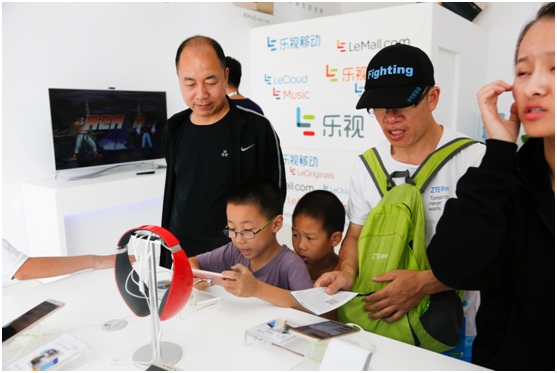 中網正賽樂視自拍角閃耀球場 首日樂視展廳火爆(圖2) 中網正賽樂視自拍角閃耀球場 首日樂視展廳火爆(圖2)