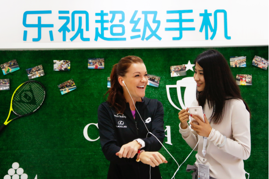 A-拉德萬(wàn)斯卡參觀樂視中網(wǎng)展廳(圖2)