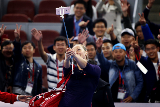 A-拉德萬(wàn)斯卡參觀樂視中網(wǎng)展廳(圖4)