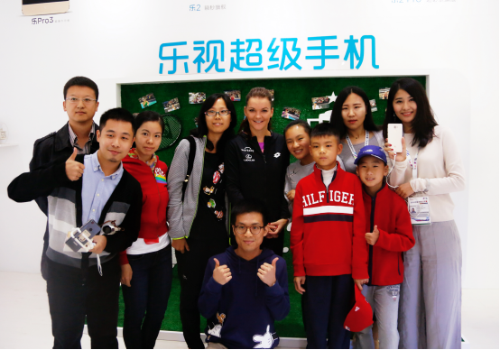 A-拉德萬(wàn)斯卡參觀樂視中網(wǎng)展廳(圖1)