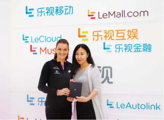 A-拉德萬(wàn)斯卡參觀樂視中網(wǎng)展廳(圖3)