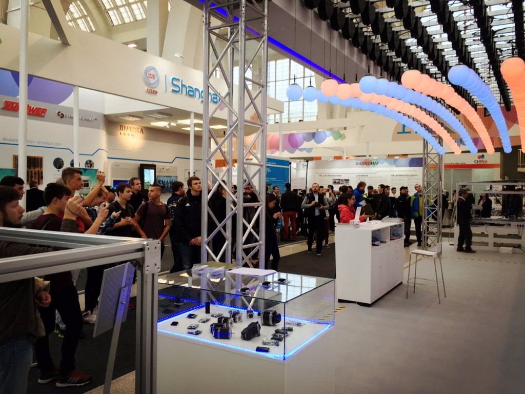 20161009018720.jpg 圖6. 優(yōu)愛寶智能機器人科技股份有限公司浮球矩陣展示YS.jpg