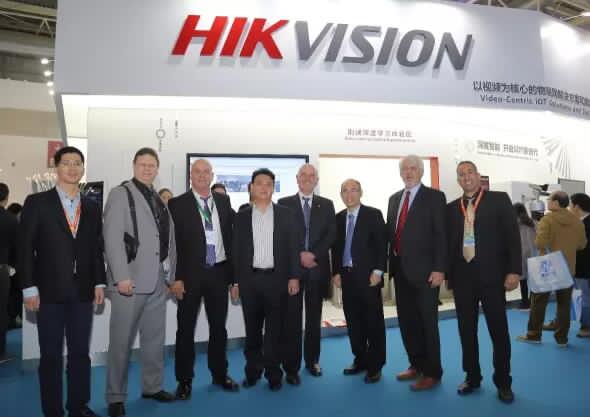 以色列駐華大使參觀海康威視安博會展臺